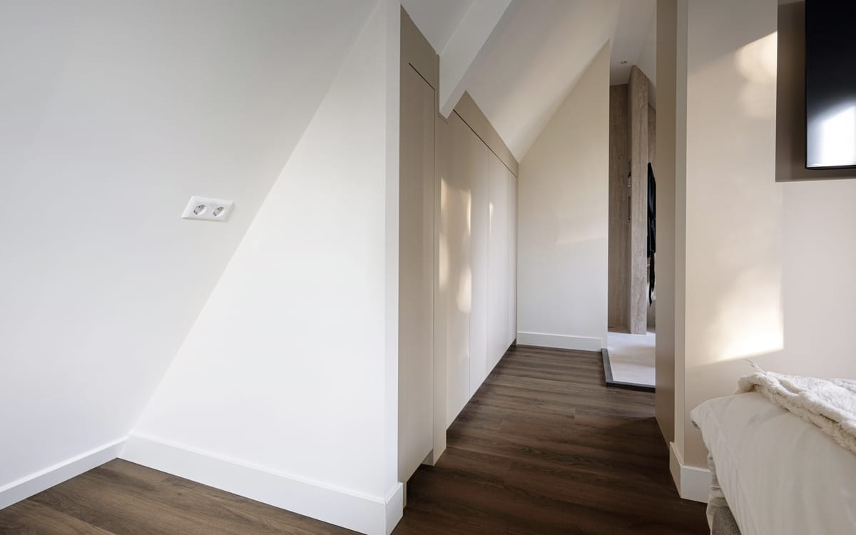 Houten vloer en afwerking binnen een renovatieproject