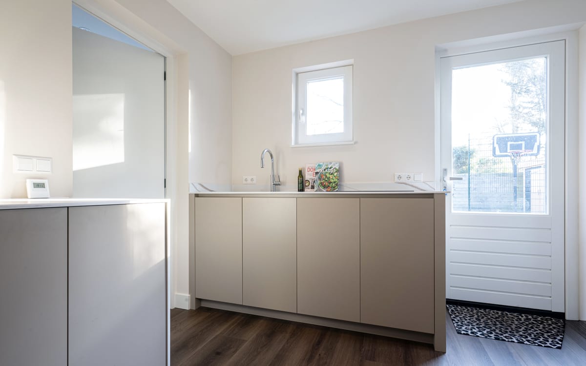Afgewerkte keukenruimte binnen een project van Novus Build