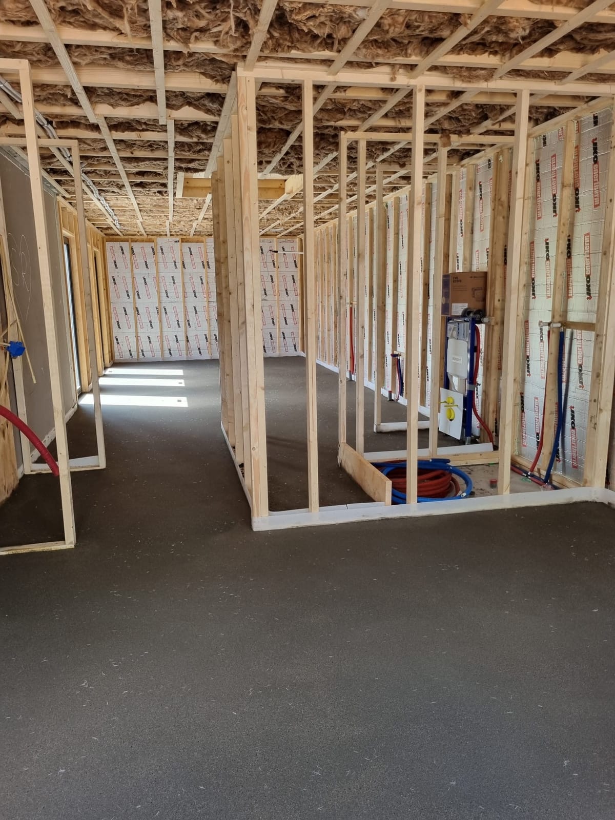 Houtskelet en installatiewerk tijdens een renovatie van Novus Build