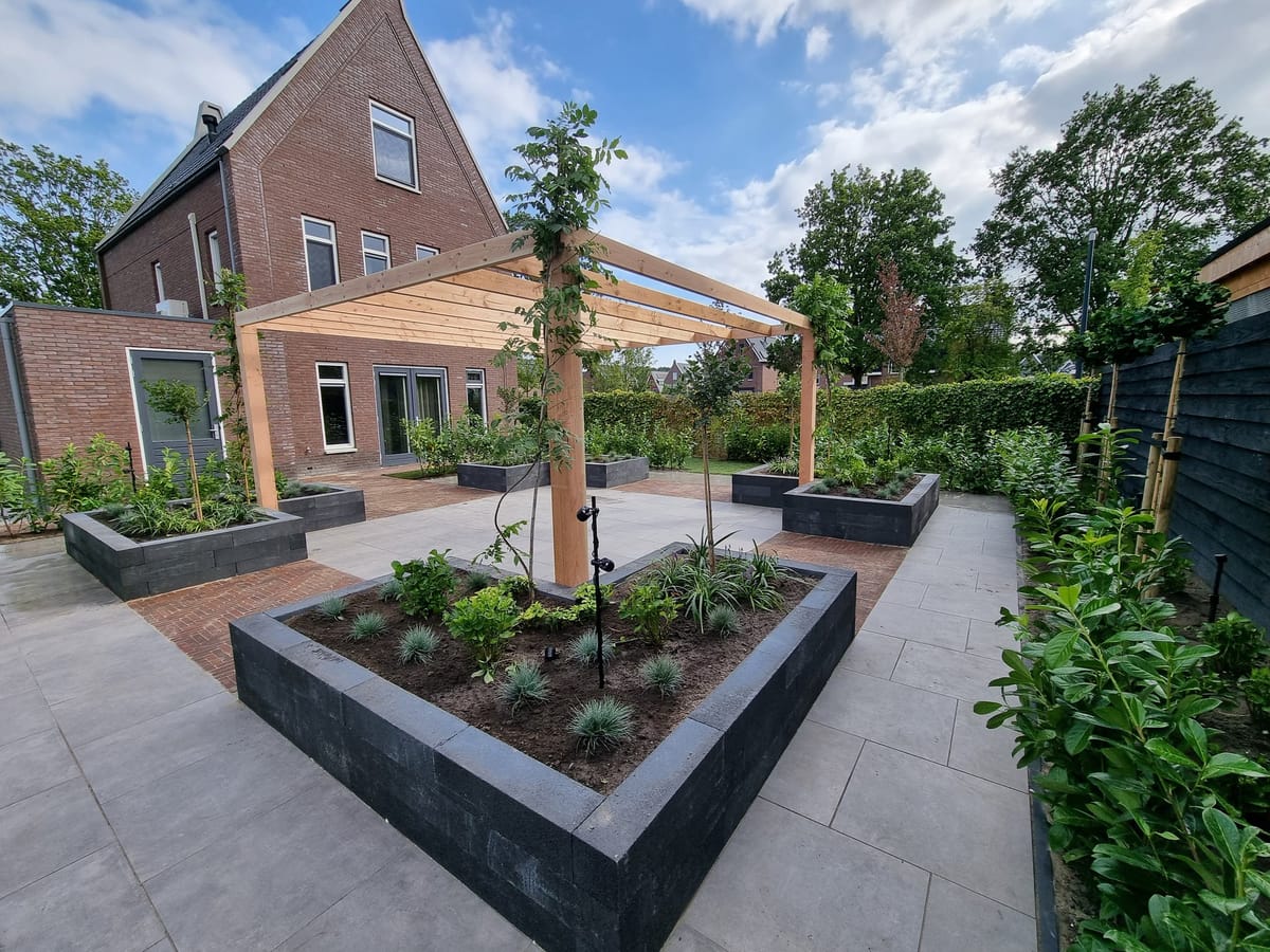 Houten overkapping in een aangelegde tuin
